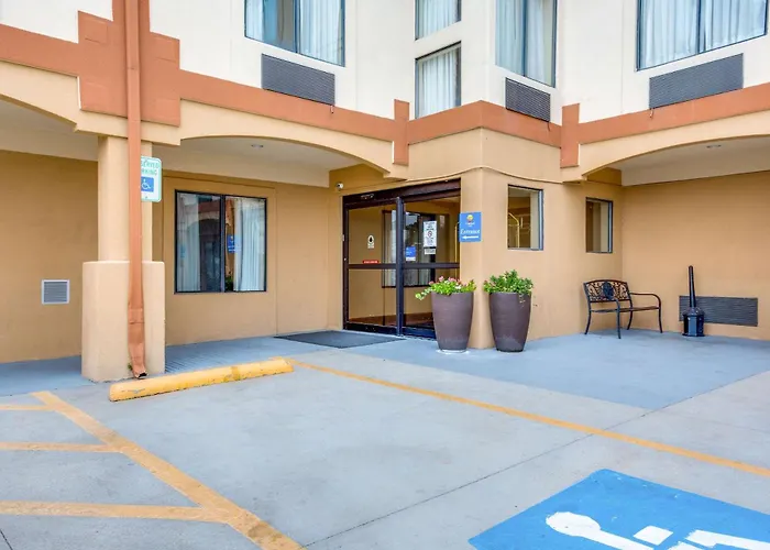 Comfort Inn & Suites Love Field-Dallas Market Center