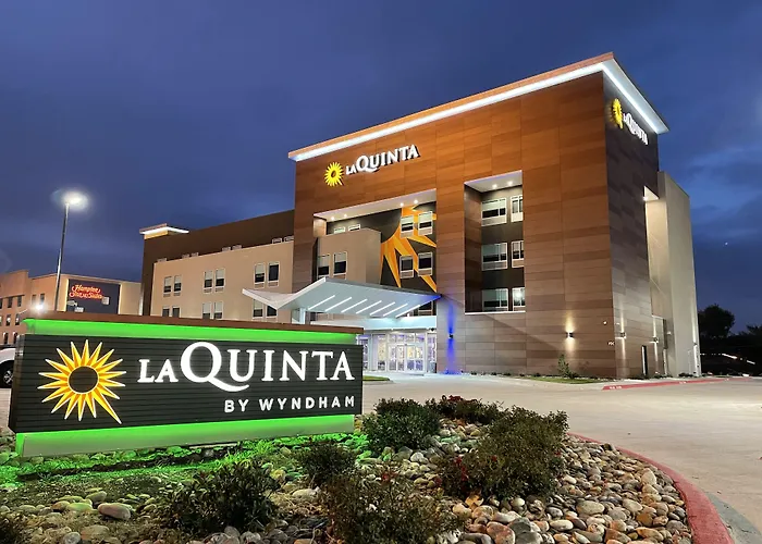 La Quinta Inn & Suites By Wyndham Dallas/Fairpark